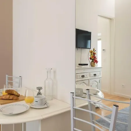 Lovelystay - Majestic Flat In City Center Apartment Porto